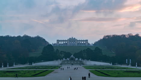 Sonnenuntergang-Im-Schlosspark-Schönbrunn-In-Wien